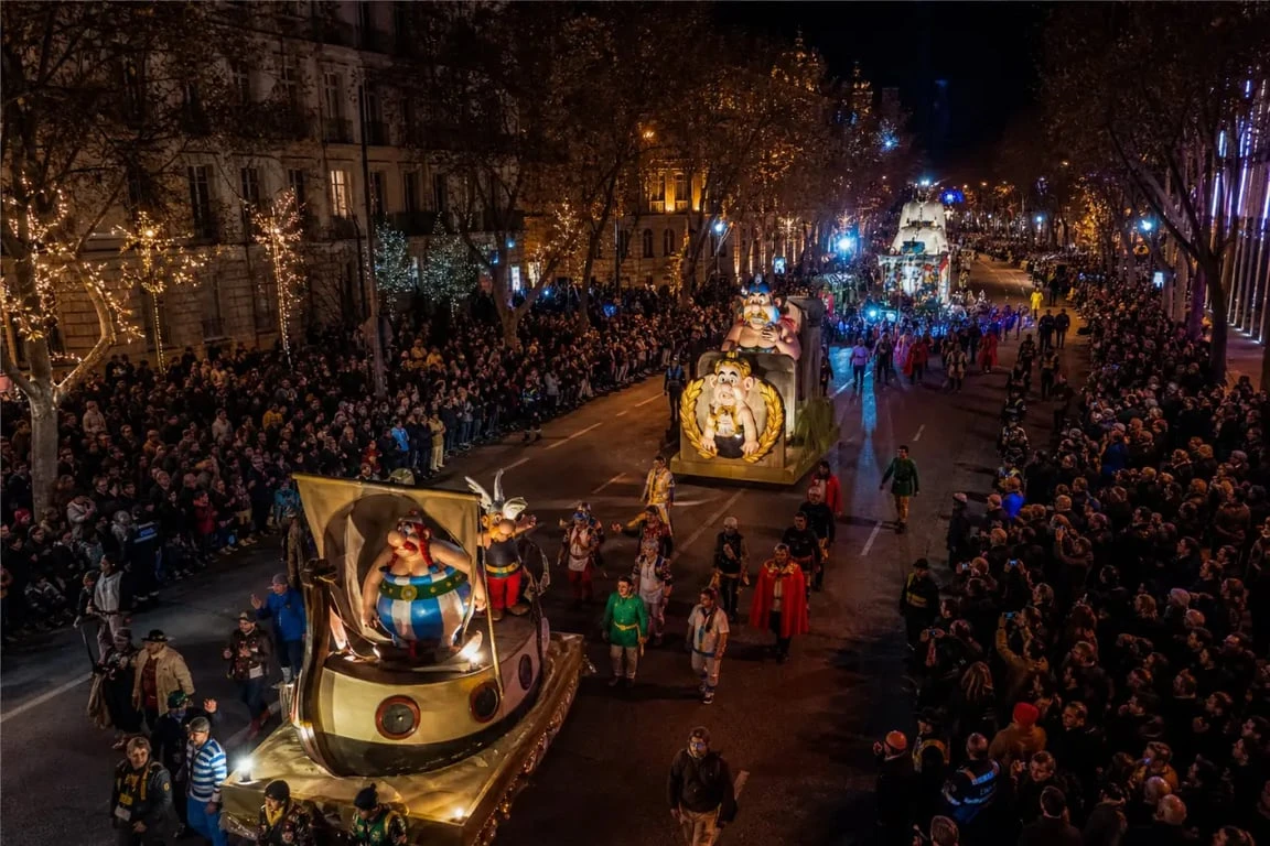 pegoulade nimes 2026 : défilé de chars inspirés de la bande dessinée dans le centre-ville de Nîmes