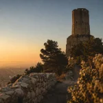 Tour magne nimes au lever du soleil, vue depuis le Mont Cavalier