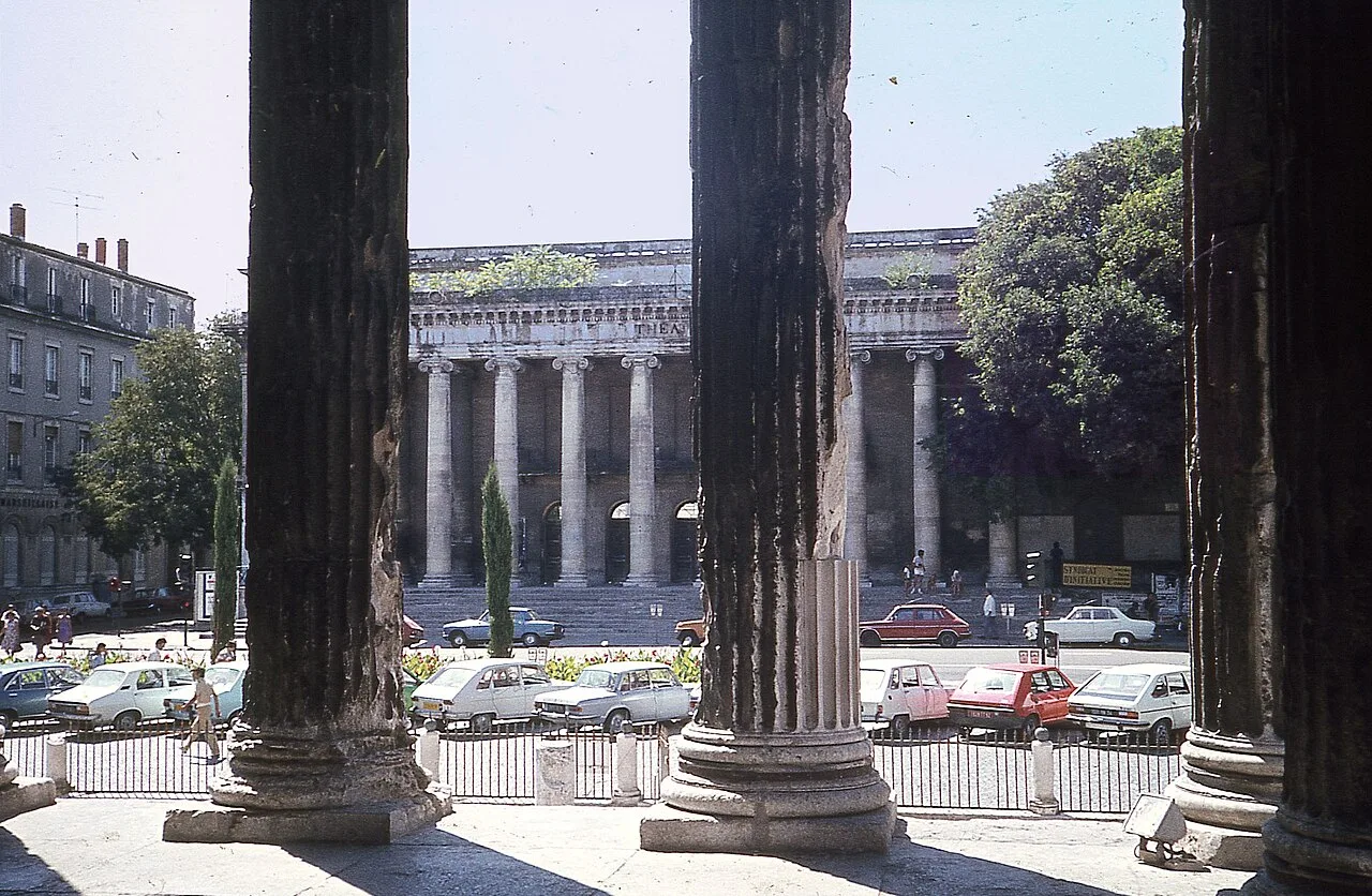 Place et ancien théâtre en 1980, vus depuis la Maison Carrée, avant Carré d’Art