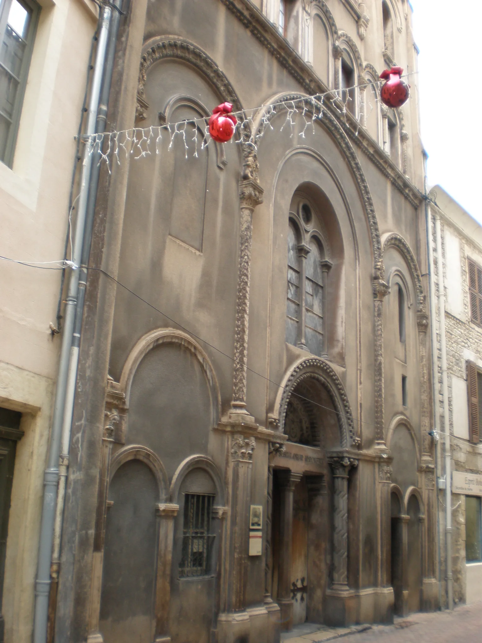 Façade de la chapelle Sainte-Eugénie à Nîmes, photographiée en novembre 2009