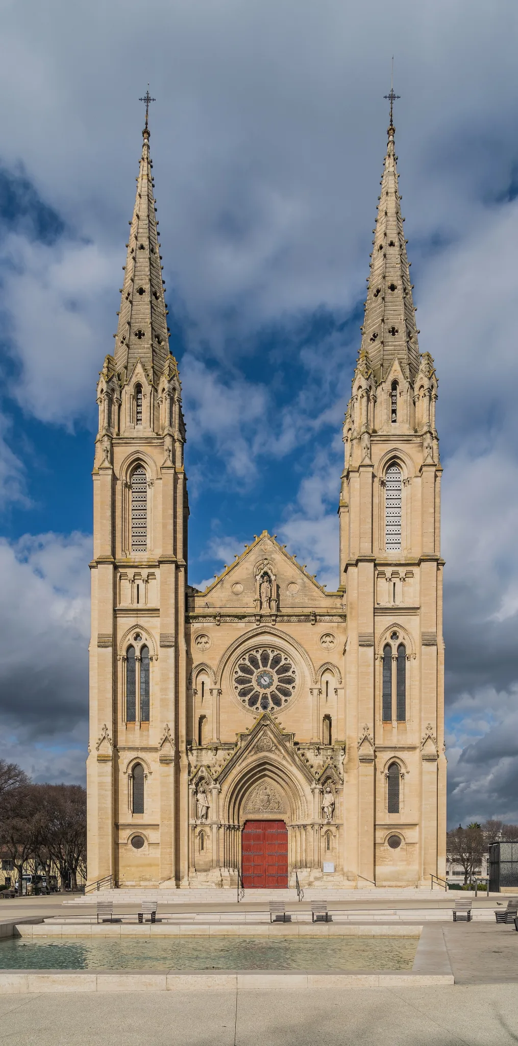 Façade et deux flèches de l’église Saint-Baudile à Nîmes