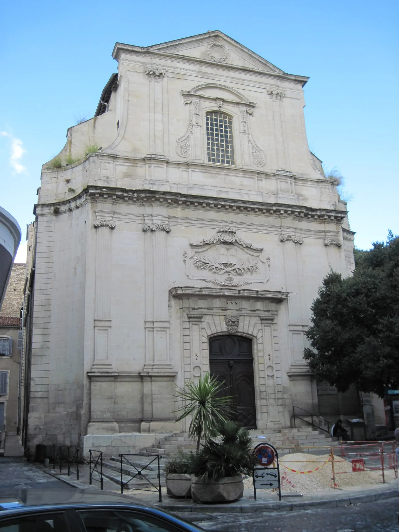 Façade du Grand Temple de Nîmes depuis la place