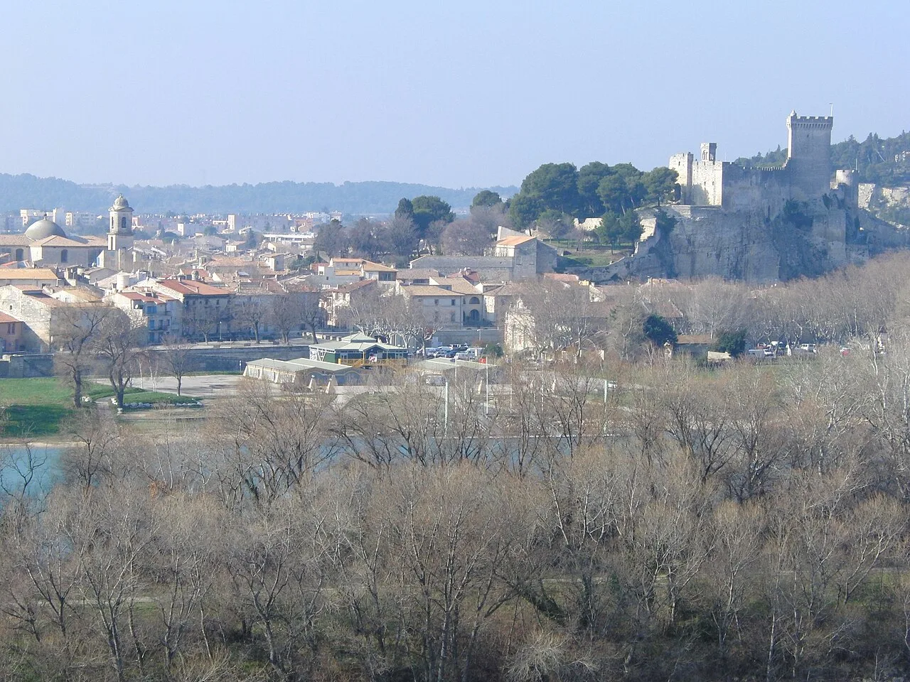 Beaucaire et sa forteresse vus depuis Tarascon