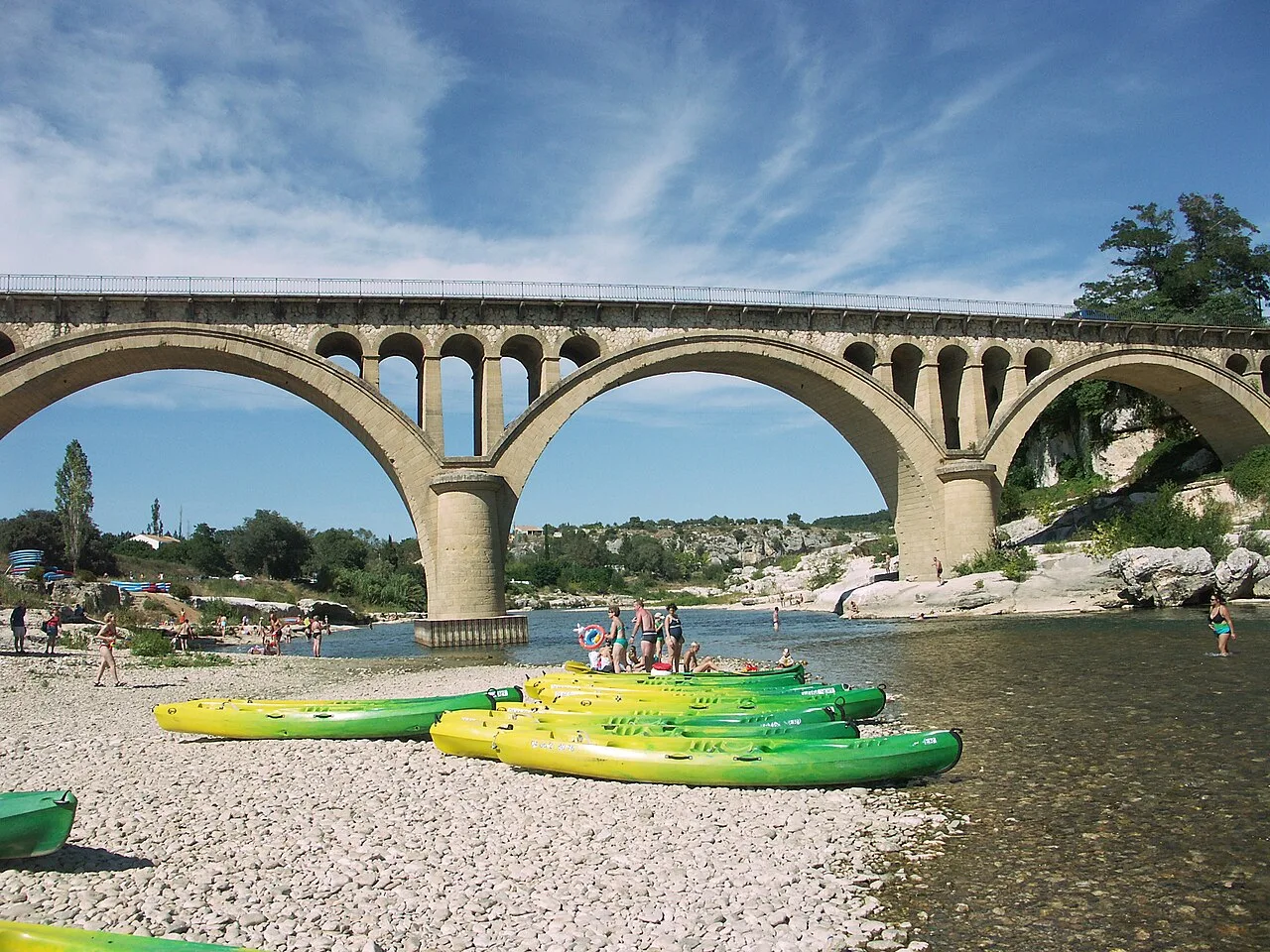 Pont de Collias sur le Gardon, avec ses arches au-dessus de la rivière