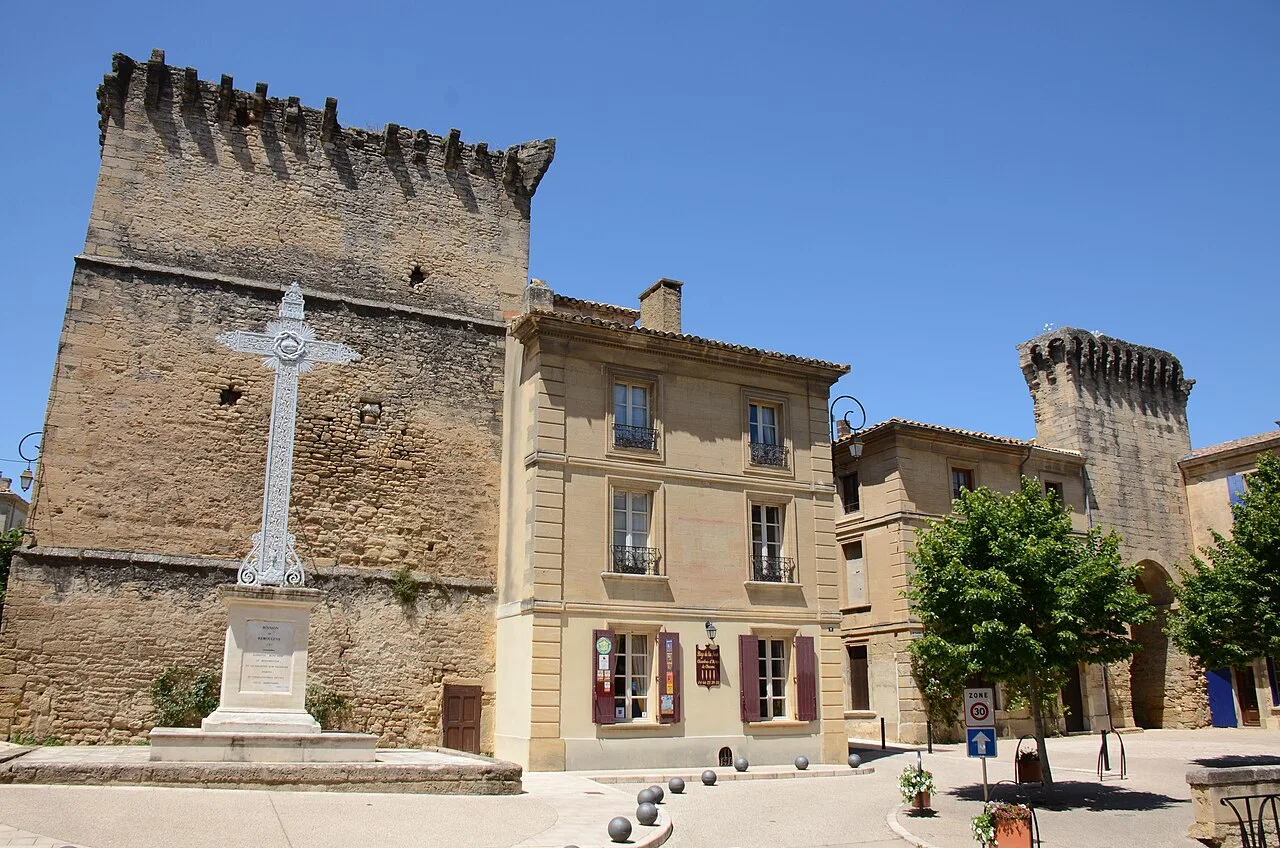 Anciennes maisons en pierre du centre de Remoulins