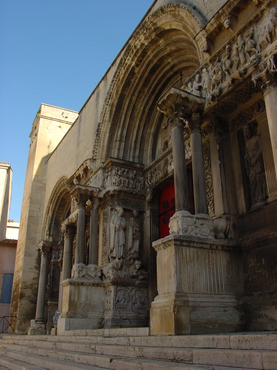 Détail des sculptures et d’un portail de l’abbatiale de Saint-Gilles