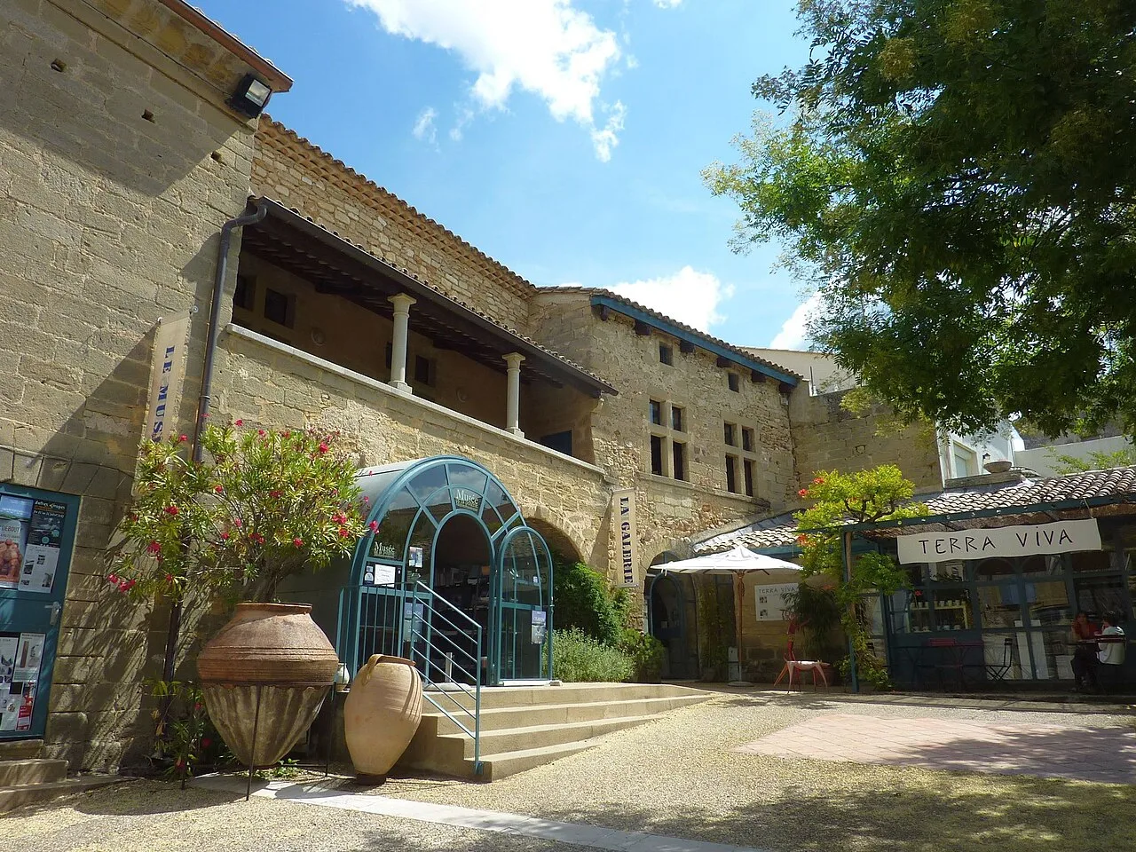 Façade du Musée de la Poterie Méditerranéenne à Saint-Quentin-la-Poterie