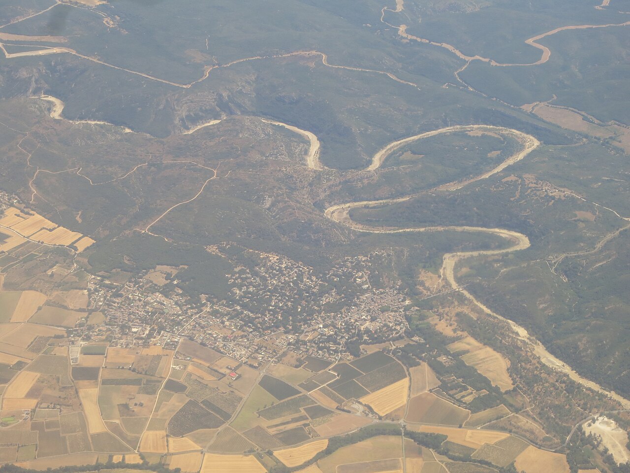 Vue aérienne de Sainte-Anastasie et des gorges du Gardon en juillet 2022
