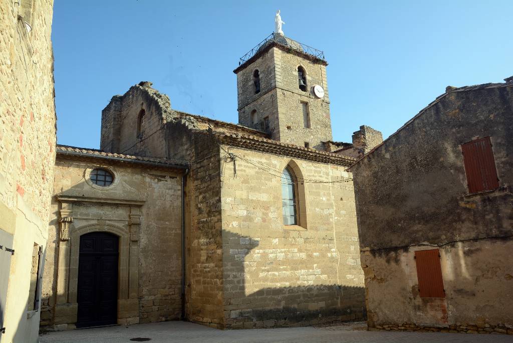 Église Saint-Sauveur et maisons en pierre du village de Sernhac