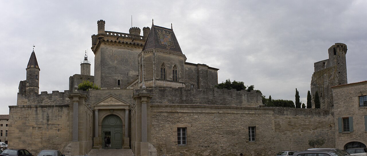 Le château ducal d’Uzès, ses tours et sa façade