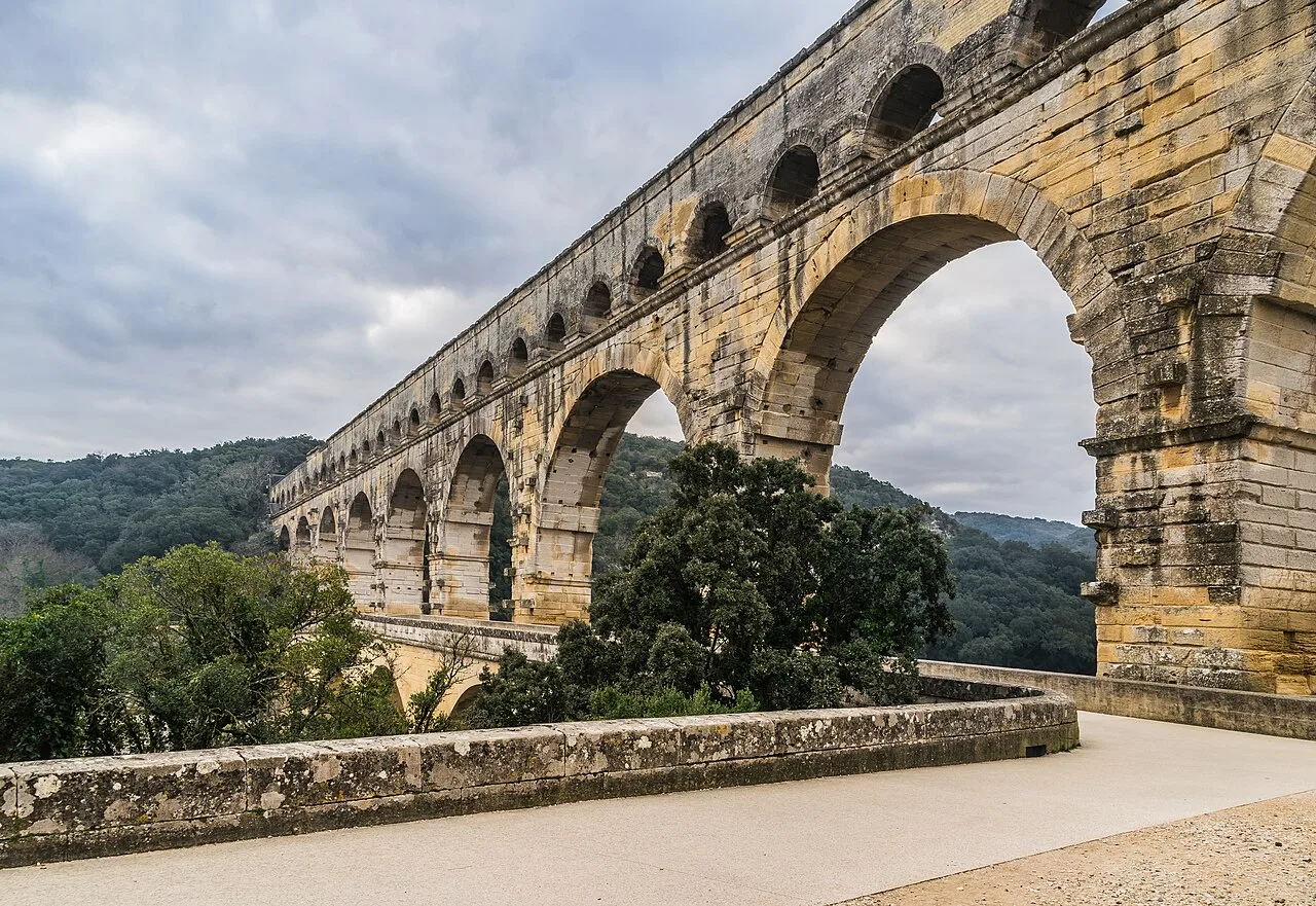 Les trois niveaux d’arches du Pont du Gard au-dessus du Gardon