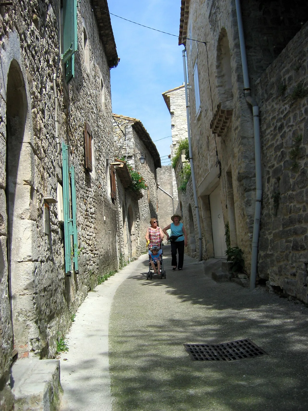 Une ruelle bordée de maisons en pierre à Vézénobres