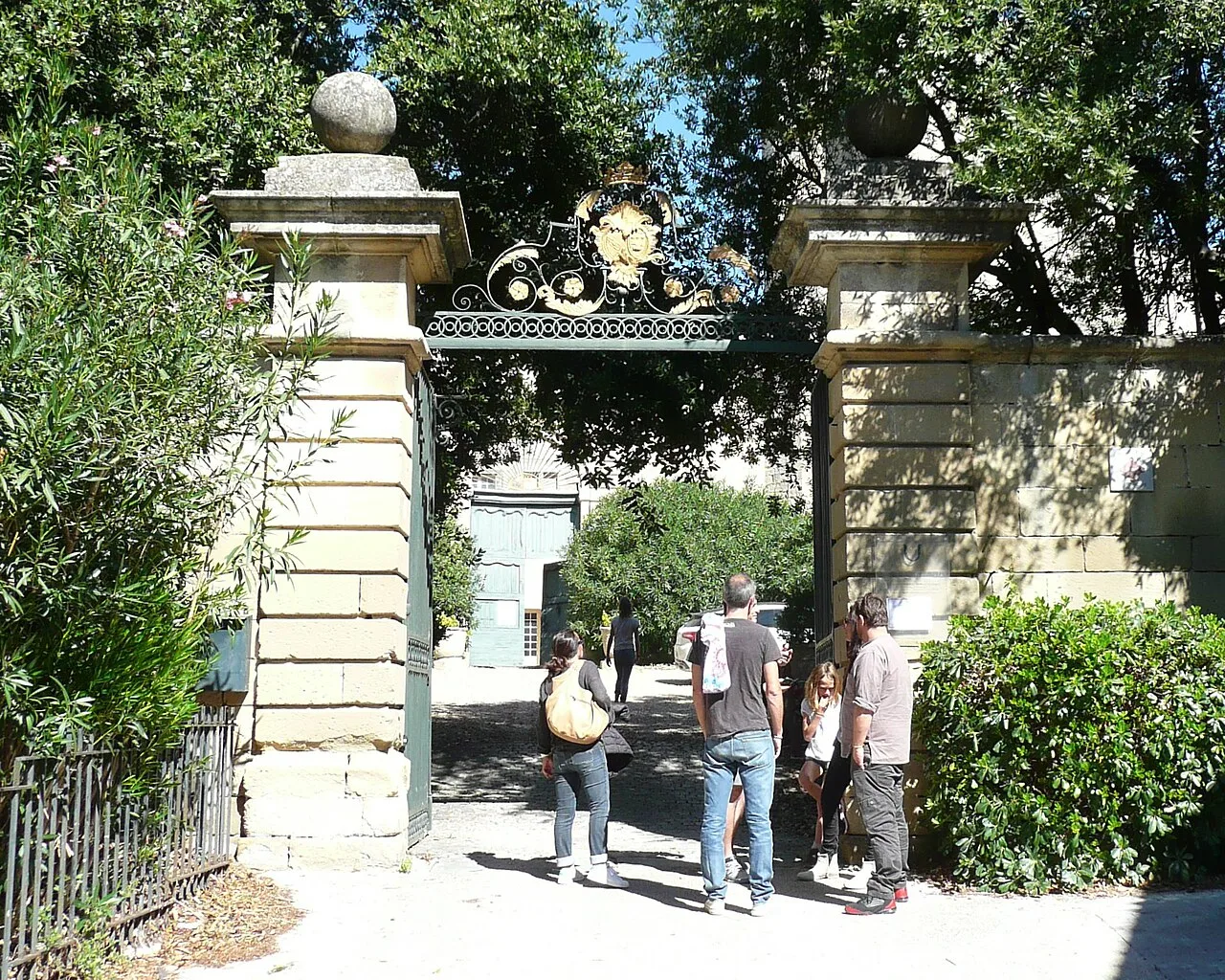 Portail et entrée du château de Villevieille