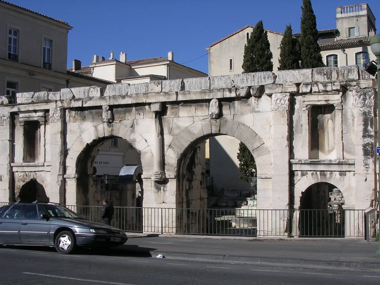 Vestiges des quatre passages de la porte Auguste à Nîmes